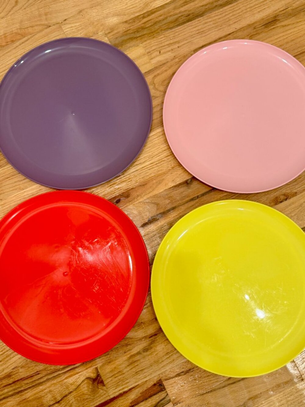 Kuhn Rikon Watermelon Knife & Set of 12 Colorful Plastic Plates EUC - Picture 9 of 13